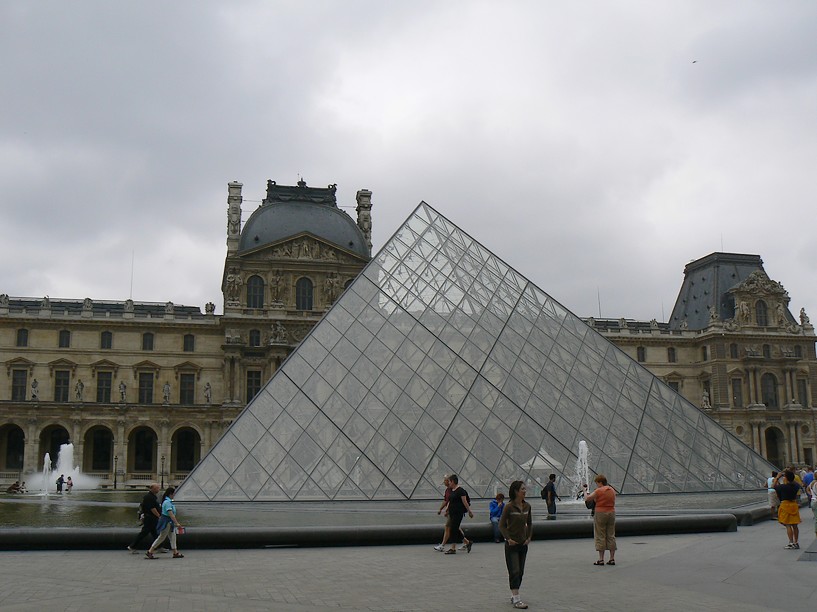 Le Louvre: pyramide du louvre 033